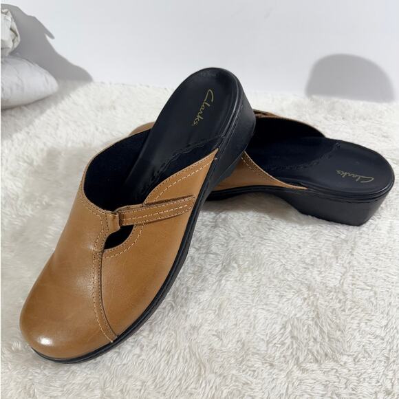 Clarks Slip-on Leather mules Size 10M Comfort Tan Clogs 35722 - Picture 1 of 6